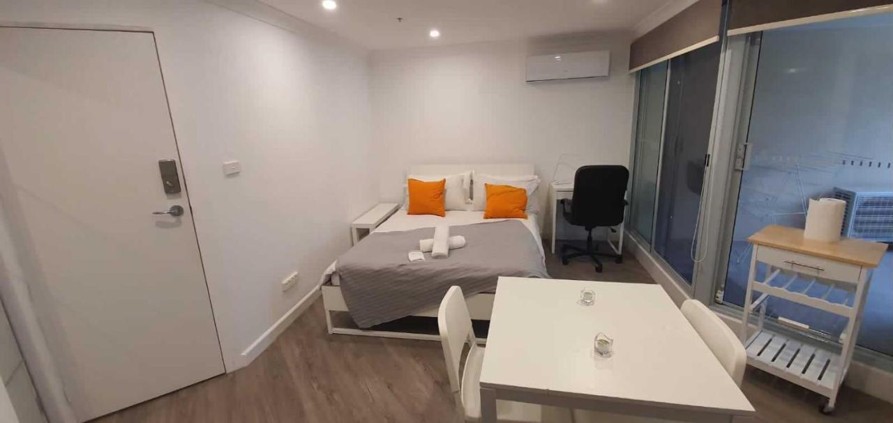 Dana-Cozy Studio With Shared Entry In The City Canberra Luaran gambar
