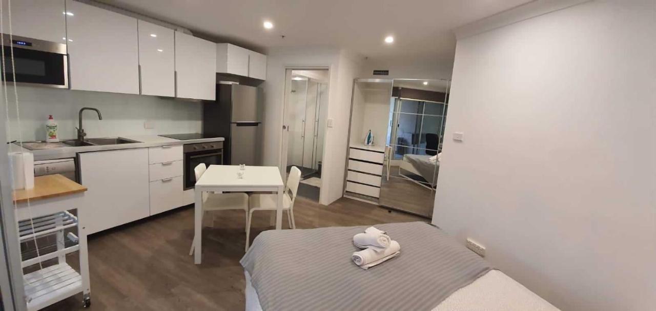 Dana-Cozy Studio With Shared Entry In The City Canberra Luaran gambar