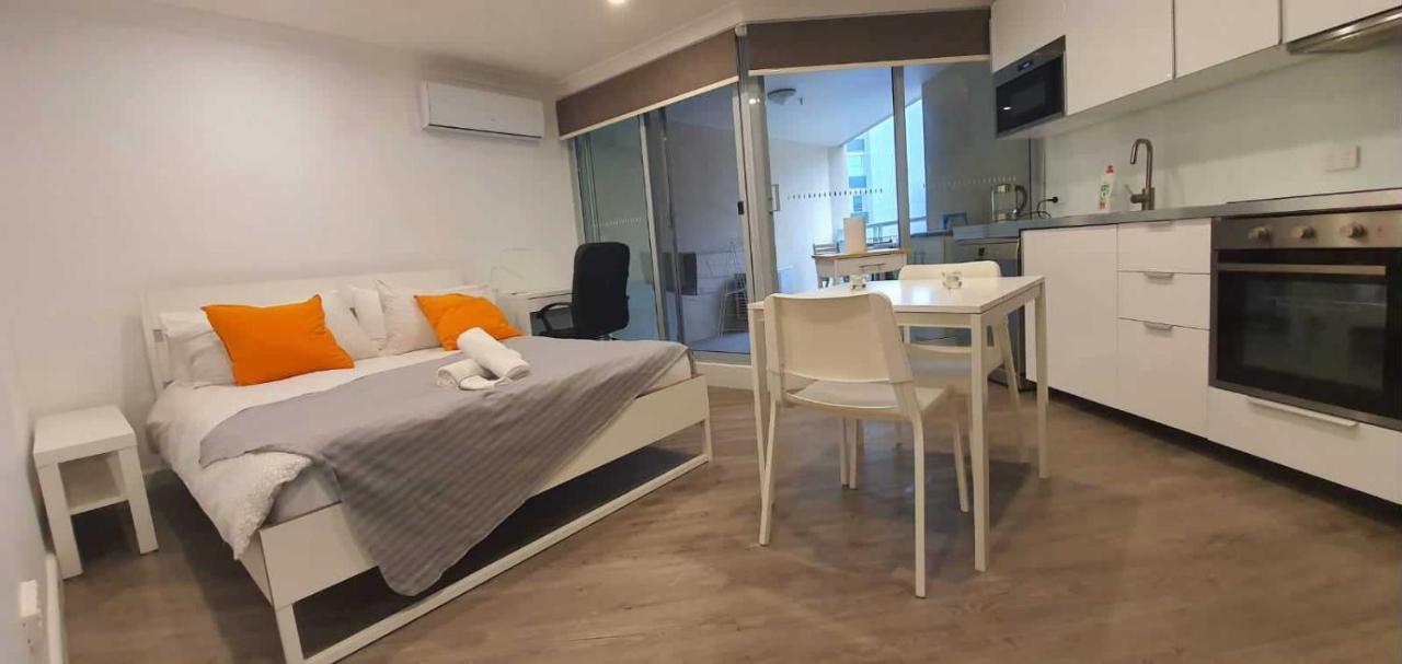 Dana-Cozy Studio With Shared Entry In The City Canberra Luaran gambar