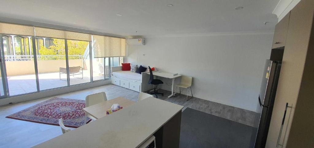 Dana-Cozy Studio With Shared Entry In The City Canberra Luaran gambar