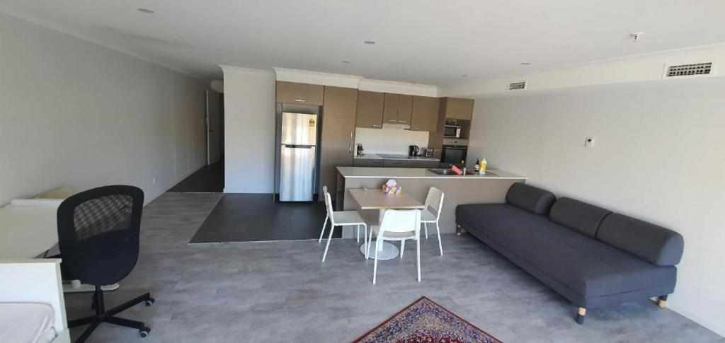 Dana-Cozy Studio With Shared Entry In The City Canberra Luaran gambar