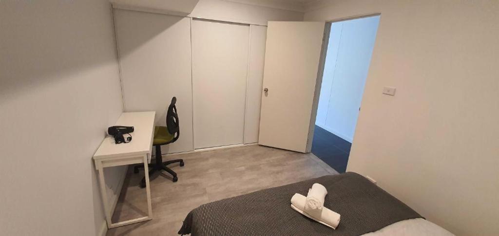 Dana-Cozy Studio With Shared Entry In The City Canberra Luaran gambar